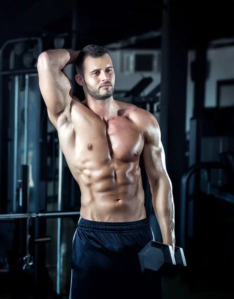 Człowiek robi biceps loki — Zdjęcie stockowe