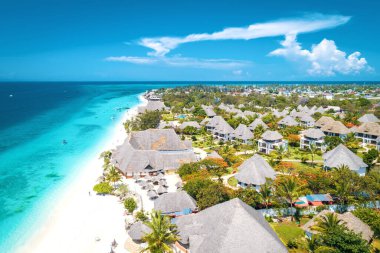 Tanzanya 'nın Zanzibar kentindeki Nungwi sahilinin lüks tatil köyü ve turkuaz okyanus suyuyla hava manzarası. Tonu ayarlanmış resim.