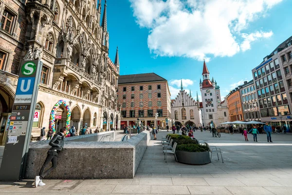 Múnich Alemania 2022 Una Vibrante Vida Callejera Día Soleado Plaza —  Fotos de Stock