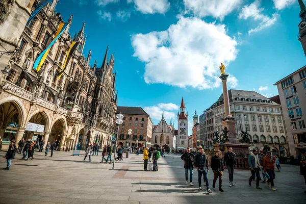 Monachium Niemcy 2022 Wibrujące Życie Ulicy Słoneczny Dzień Głównym Placu — Zdjęcie stockowe