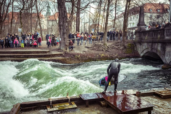 Munique Alemanha 2022 Surfe Rio Inverno Dia Ensolarado Onda Eisbach — Fotografia de Stock