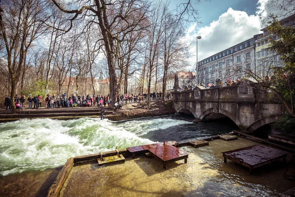 Munique Alemanha 2022 Surfe Rio Inverno Dia Ensolarado Onda Eisbach — Fotografia de Stock