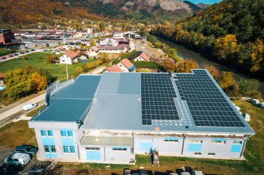 Modern yenilenebilir güneş enerjisi santrali Bosna-Hersek, Avrupa 'daki modern üretim binasının çatısında