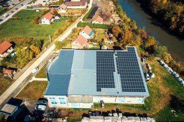 Modern yenilenebilir güneş enerjisi santrali Bosna-Hersek, Avrupa 'daki modern üretim binasının çatısında