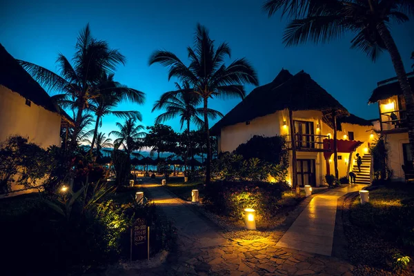 Akşamları Egzotik Bir Adada Tropik Bir Tatil Köyü Tonu Ayarlanmış — Stok fotoğraf