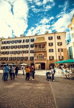 INNSBRUCK, AUSTRIA - 25 Haziran 2022: Innsbruck, Avusturya 'da yaz boyunca sokak hayatı