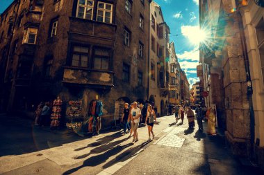 INNSBRUCK, AUSTRIA - 25 Haziran 2022: Innsbruck, Avusturya 'da yaz boyunca sokak hayatı