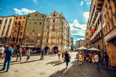 INNSBRUCK, AUSTRIA - 25 Haziran 2022: Innsbruck, Avusturya 'da yaz boyunca sokak hayatı