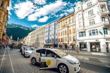 INNSBRUCK, AUSTRIA - 25 Haziran 2022: Innsbruck, Avusturya 'da yaz boyunca sokak hayatı