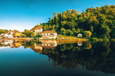 Passau, Aşağı Bavyera ve Ilz nehri üzerinde piknik alanı olan küçük eski Hals köyünde öğleden sonra. Tonu ayarlanmış resim.