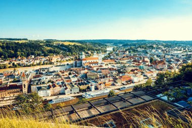 Almanya 'nın Aşağı Bavyera kentindeki Passau şehrinin panoramik manzarası. Tonu ayarlanmış resim.