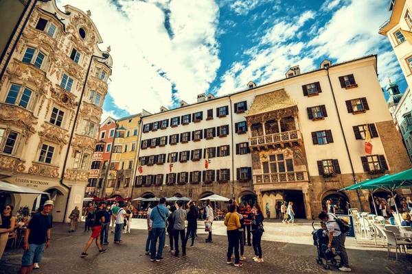 INNSBRUCK, AUSTRIA - 25 Haziran 2022: Innsbruck, Avusturya 'da yaz boyunca sokak hayatı