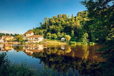 Passau, Aşağı Bavyera ve Ilz nehri üzerinde piknik alanı olan küçük eski Hals köyünde öğleden sonra. Tonu ayarlanmış resim.