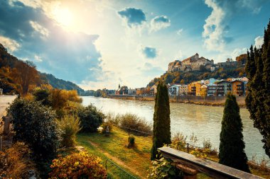 Eski kasaba ve şato Burghausen, Bavyera, Almanya ve Salzach nehrinin panoramik manzarası. Tonu ayarlanmış resim.