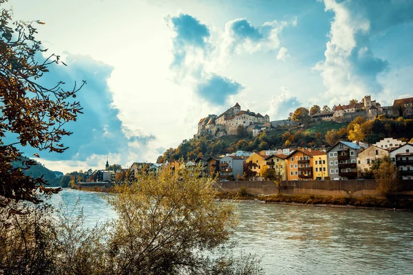 Vista Panorámica Del Casco Antiguo Castillo Burghausen Baviera Alemania Río Imagen de archivo