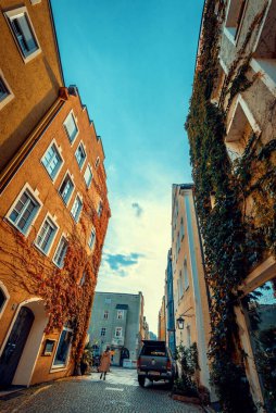 Burghausen, Almanya - 11 Ekim 2022: Yukarı Bavyera, Almanya 'da eski Burghausen kasabasının sokağı. Tonu ayarlanmış resim.