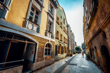 Burghausen, Almanya - 11 Ekim 2022: Yukarı Bavyera, Almanya 'da eski Burghausen kasabasının sokağı. Tonu ayarlanmış resim.