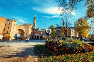 Landshut, Almanya - 16 Ekim 2022: Vibrant street life in Landshut, Bavyera, Almanya Pazar öğleden sonra. Tonu ayarlanmış resim.