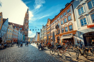 Landshut, Almanya - 16 Ekim 2022: Vibrant street life in Landshut, Bavyera, Almanya Pazar öğleden sonra. Tonu ayarlanmış resim.