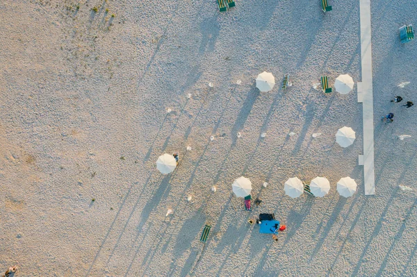 Aerial top view of sandy beach , with umbrellas and sun loungers in Beautiful sunny day — Zdjęcie stockowe