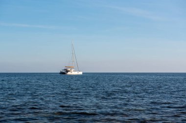 İspanya 'nın Akdeniz kıyısındaki Formentera açıklarında yelkenli..