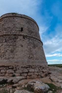 İspanya 'nın Balear Adalarındaki Formentera adasında Sa Savina Gözetleme Kulesi.