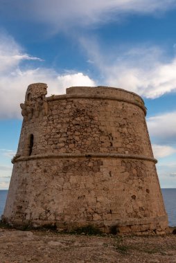 İspanya 'nın Balear Adalarındaki Formentera adasında Sa Savina Gözetleme Kulesi.