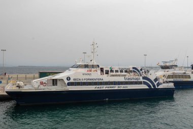 Formentera, İspanya: 2021 Ekim 22: FRS şirketinin feribotu 2021 yazında Formentera limanında.