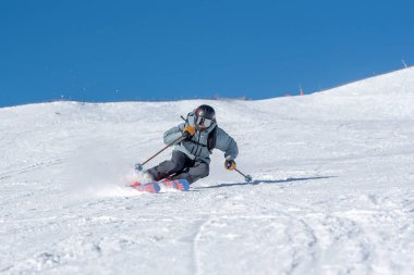 Grandvalira, Andorra: 14 Aralık: Grandvalira, Andorra yamaçlarında kayak yapan genç adam.