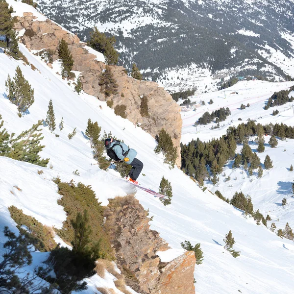 Молодой Лыжник Делает Поворот Горах Андорры Грандвалире Андорра — стоковое фото