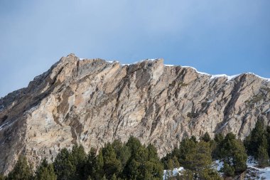 Andorra Pireneleri 'nde güneşli bir günde karlı dağlar.