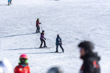 Grandvalira, Andorra: 25 Ocak 2022: Covid19 saatine göre Andorra 'daki Grandvalira kayak merkezindeki Pireneler' de kayak yapan genç adam