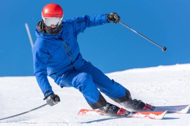 Grandvalira, Andorra: 2021 Ocak 03: Covid19 saatine göre Andorra 'daki Grandvalira kayak merkezindeki Pireneler' de kayak yapan genç adam