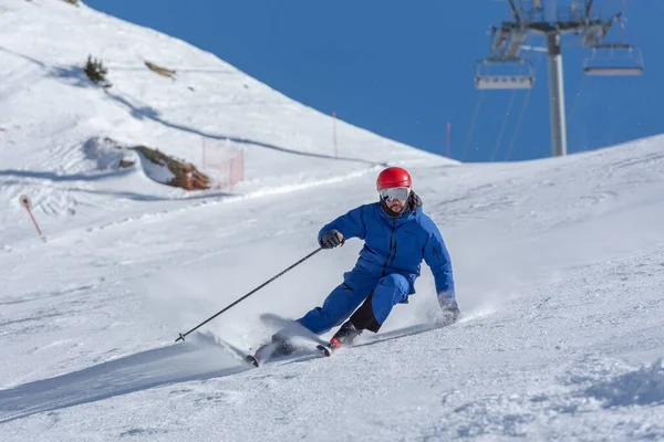アンドラ Grandvalira 2022年1月25日 コヴィディ19時間のアンドラのGrandvaliraスキーリゾートでピレネー山脈の若い男のスキー — ストック写真