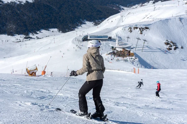 Grandvalira Andorra 2022 Januari Jonge Vrouw Aan Het Skiën Pyreneeën — Stockfoto