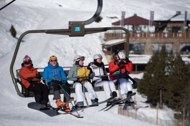 Grandvalira, Andorra: 25 Ocak 2022: Covid19 saatiyle Andorra 'daki Grandvalira kayak merkezindeki Pireneler' de kayak yapan insanlar
