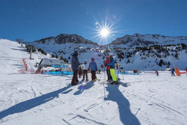 Grandvalira Andorra 2022 Január Emberek Síelnek Pireneusokban Grandvalira Síközpontban Andorrában — Stock Fotó