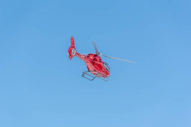 Grandvalira, Andorra: 1 Mart 2022: Turizm hizmet helikopteri 2022 kışında Grandvalira kayak merkezine indi