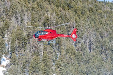 Grandvalira, Andorra: 1 Mart 2022: Turizm hizmet helikopteri 2022 kışında Grandvalira kayak merkezine indi
