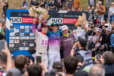 Lourdes, Fransa: 27 Mart 2022: PIERRON Amaury FRA, BRUNI LOIC FRA ve ILES Finn Fransa 'nın başkenti Lourdes' te düzenlenen UCI Dağ Bisikleti Dünya Kupası 2022 yarışı sırasında yarışır..