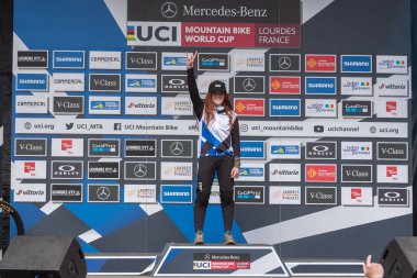 Lourdes, Fransa: 27 Mart 2022: HEMSTREET Gracey, Fransa 'nın Lourdes şehrinde düzenlenen UCI Mountain Bike Down Dünya Kupası 2022 yarışı sırasında yarışır..