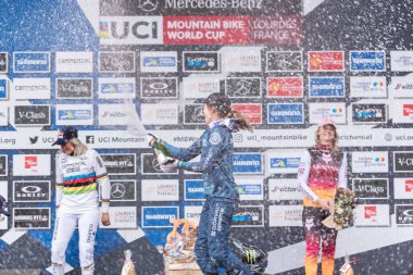 Lourdes, Fransa: 27 Mart 2022: BALANCHE Camille SUI, Fransa 'nın Lourdes şehrinde düzenlenen UCI Mountain Bike Down Dünya Kupası 2022 yarışında mücadele etmektedir..