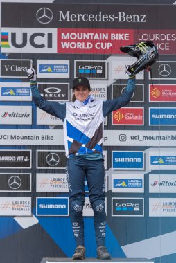 Lourdes, Fransa: 27 Mart 2022: BALANCHE Camille SUI, Fransa 'nın Lourdes şehrinde düzenlenen UCI Mountain Bike Down Dünya Kupası 2022 yarışında mücadele etmektedir..