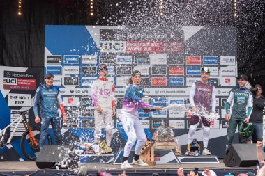 Lourdes, Fransa: 27 Mart 2022: PIERRON Amaury FRA Fransa 'nın Lourdes şehrinde düzenlenen UCI Mountain Bike Down Dünya Kupası 2022 yarışı sırasında podyumda mücadele etti..