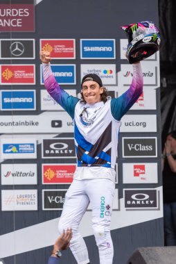 Lourdes, Fransa: 27 Mart 2022: PIERRON Amaury FRA, Fransa 'nın Lourdes şehrinde düzenlenen UCI Mountain Bike Down Dünya Kupası 2022 yarışı sırasında yarıştı..