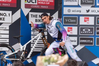 Lourdes, Fransa: 27 Mart 2022: PIERRON Amaury FRA, Fransa 'nın Lourdes şehrinde düzenlenen UCI Mountain Bike Down Dünya Kupası 2022 yarışı sırasında yarıştı..