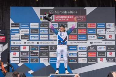 Lourdes, Fransa: 27 Mart 2022: PIERRON Amaury FRA, Fransa 'nın Lourdes şehrinde düzenlenen UCI Mountain Bike Down Dünya Kupası 2022 yarışı sırasında yarıştı..