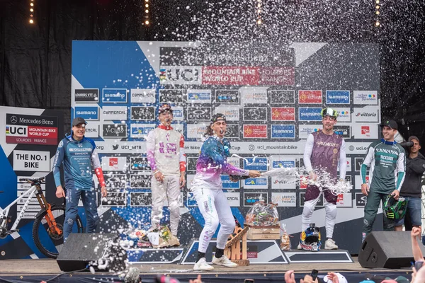 Lourdes, Fransa: 27 Mart 2022: PIERRON Amaury FRA Fransa 'nın Lourdes şehrinde düzenlenen UCI Mountain Bike Down Dünya Kupası 2022 yarışı sırasında podyumda mücadele etti..