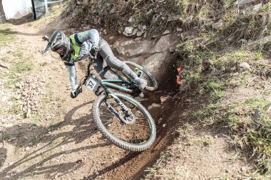 Lourdes, Fransa: 27 Mart 2022: SLACK Dan GBR, Fransa 'nın Lourdes kentinde düzenlenen UCI Mountain Bike Down Dünya Kupası 2022 yarışı sırasında yarıştı..