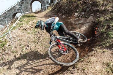 Lourdes, Fransa: 27 Mart 2022: KERR Henry IRL, Fransa 'nın Lourdes şehrinde düzenlenen UCI Mountain Bike Down Dünya Kupası 2022 yarışı sırasında yarıştı..